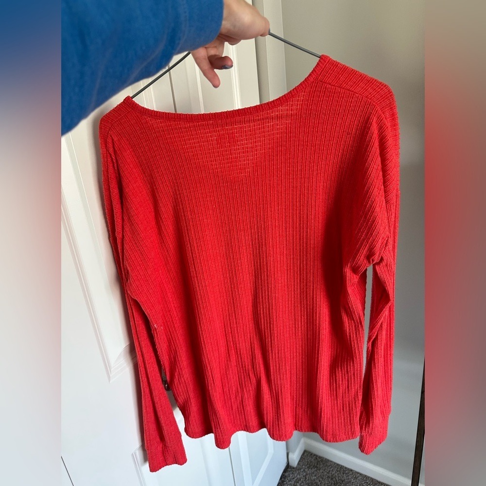SO Red Ribbed Knit V-Neck Long Sleeve Twist Front Casual Top - Picture 2 of 3